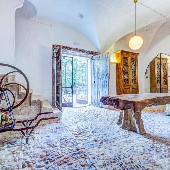 POSSESSIO-DE-SHORTA-HALL-NEXT-DINING-ROOM