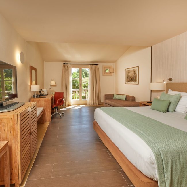 ZOEHM-DBL-Ponent-DLX-Bedroom-RSRT-2.jpg
